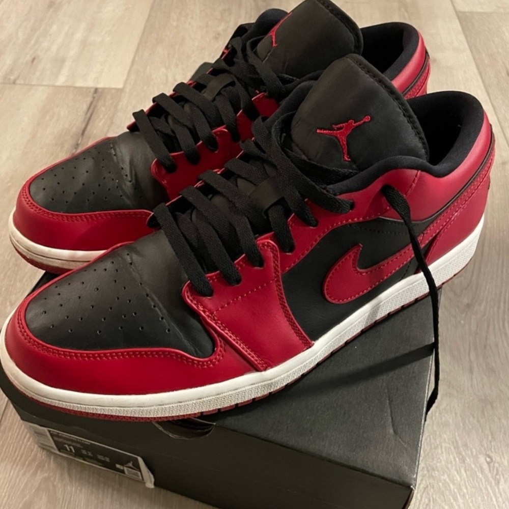 Jordan 1 low Men’s Size 11. Great condition. Original box.